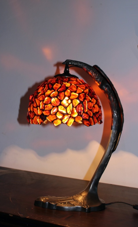 Lampa z koniakowego bursztynu z podstawą Orzeł