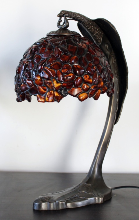 Lampa z koniakowego bursztynu z podstawą Orzeł