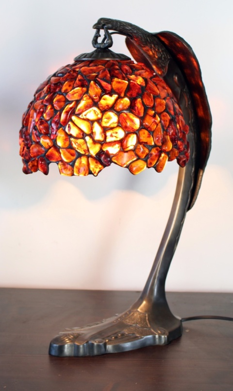 Lampa z koniakowego bursztynu z podstawą Orzeł