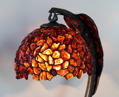 Lampa z koniakowego bursztynu z podstawą Orzeł