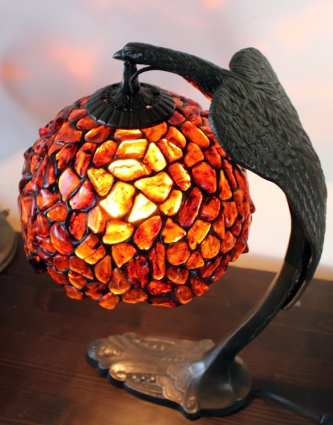 Lampa z koniakowego bursztynu z podstawą Orzeł