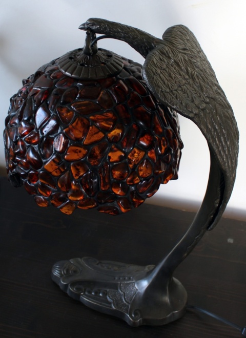 Lampa z koniakowego bursztynu z podstawą Orzeł