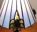 Lampka witrażowa Tiffany Flower z bursztynem - niebieska