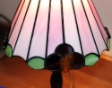 Lampka witrażowa Tiffany Flower z bursztynem - różowa