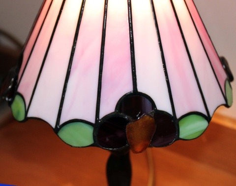Lampka witrażowa Tiffany Flower z bursztynem - różowa