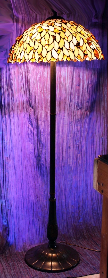 Podłogowa lampa Tiffany Łezki z bursztynem