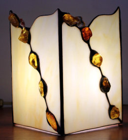 Lampa witrażowa z bursztynem
