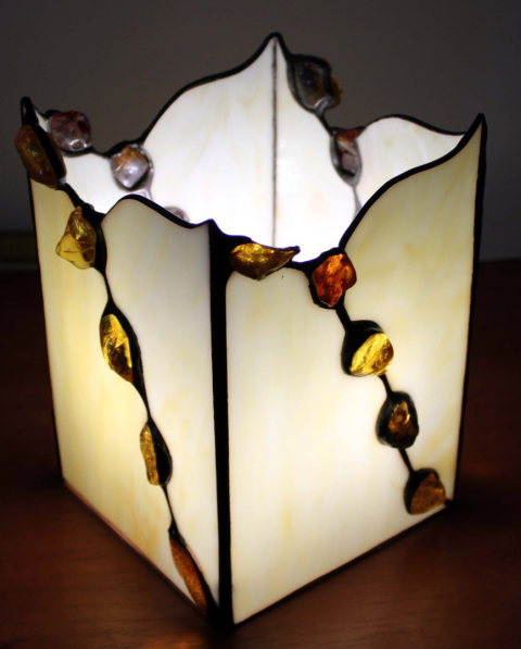 Lampa witrażowa z bursztynem Lampa witrażowa z bursztynem