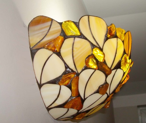 Witrażowy kinkiet Listki z bursztynem