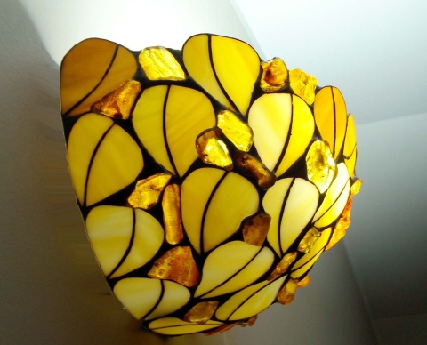 Witrażowy kinkiet Listki z bursztynem