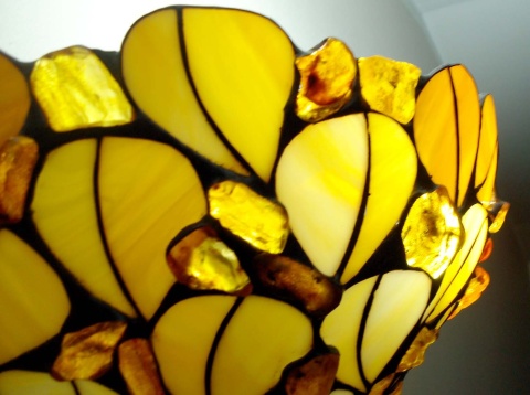 Witrażowy kinkiet Listki z bursztynem