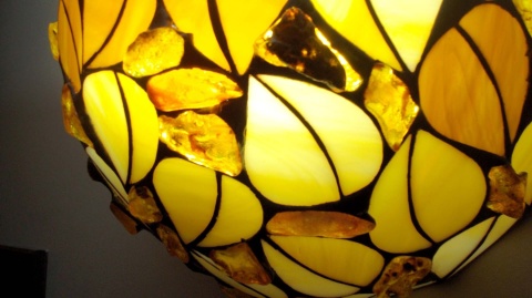 Witrażowy kinkiet Listki z bursztynem