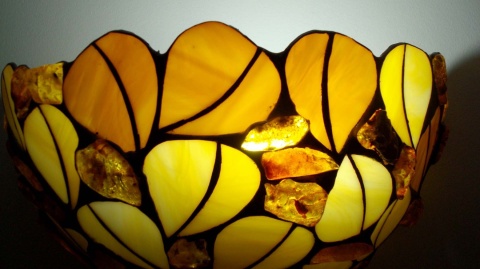 Witrażowy kinkiet Listki z bursztynem