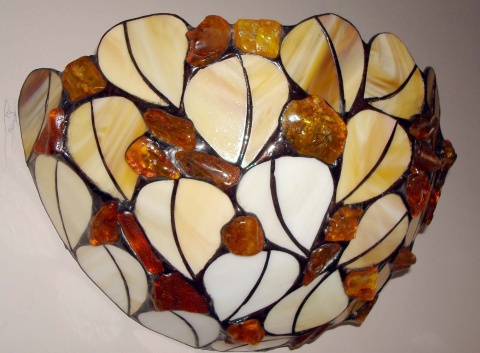 Witrażowy kinkiet Listki z bursztynem