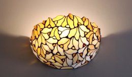 Witrażowy kinkiet listki z bursztynem