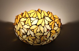 Witrażowy kinkiet listki z bursztynem