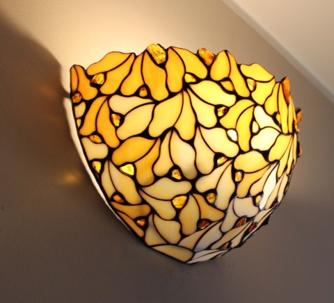 Witrażowy kinkiet listki z bursztynem