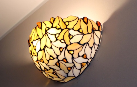 Witrażowy kinkiet listki z bursztynem