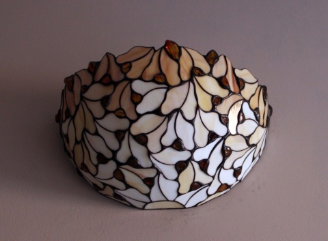 Witrażowy kinkiet listki z bursztynem