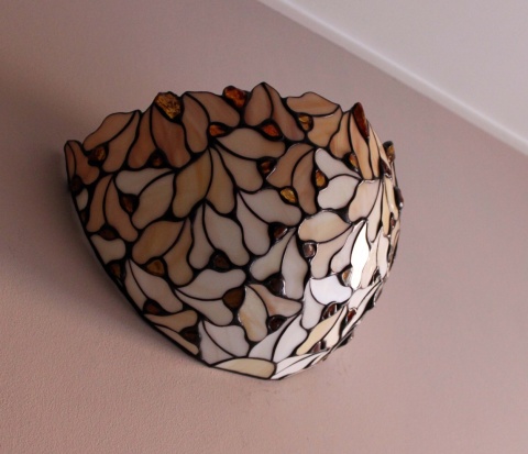 Witrażowy kinkiet listki z bursztynem