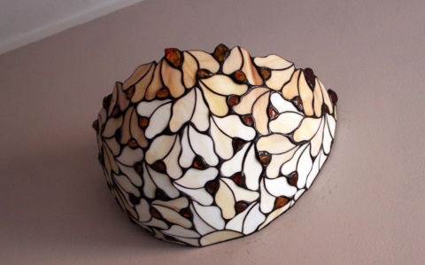 Witrażowy kinkiet listki z bursztynem